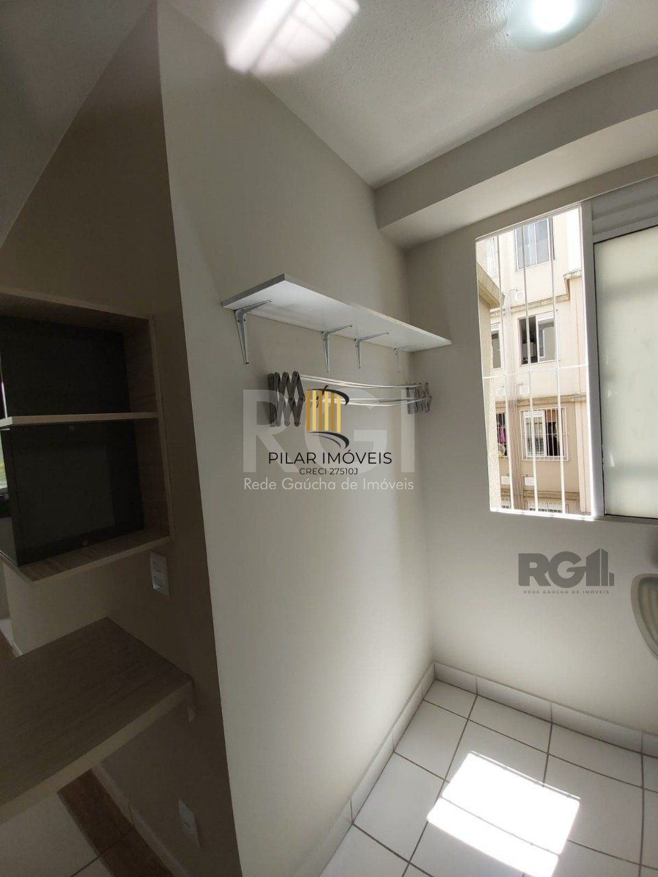 Apartamento com 01 dormitório, sala, cozinha, banheiro social, bem arejado,  ótima localização, próximo a UNIVERSIDADE DA FAPA.
