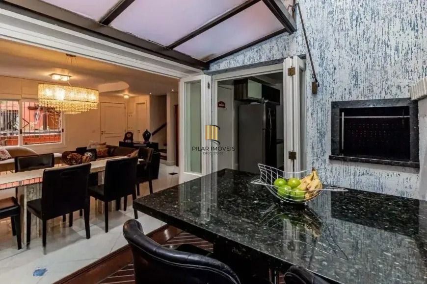 Casa com 214m², localizado no bairro Vila Jardim em Porto Alegre/RS.