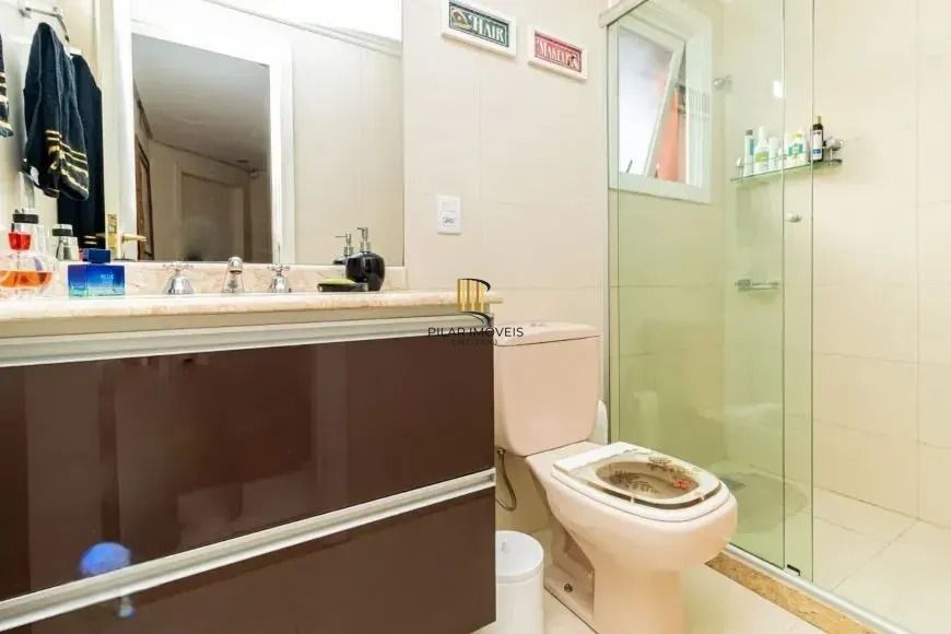 Casa com 214m², localizado no bairro Vila Jardim em Porto Alegre/RS.