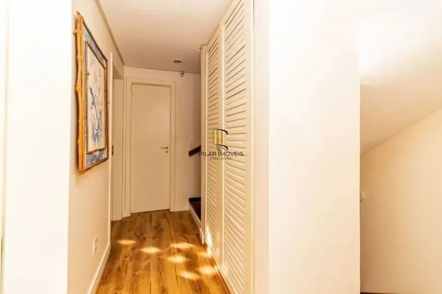 Casa com 214m², localizado no bairro Vila Jardim em Porto Alegre/RS.