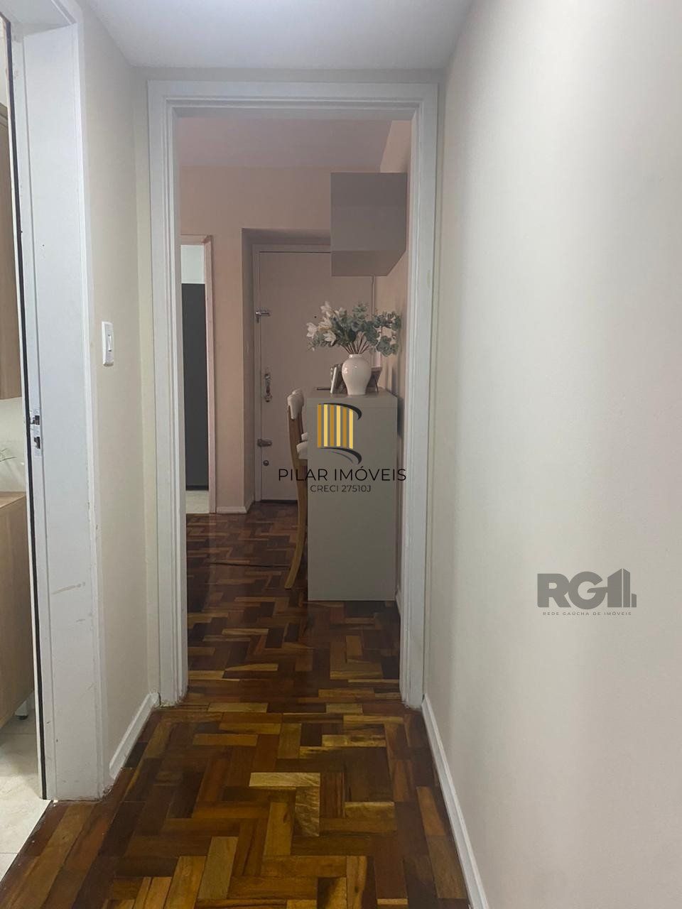 Vende-se apartamento impecável de 2 dormitórios