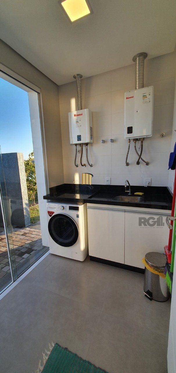 Casa em condomínio fechado de luxo a beira-mar, no centro de Capão da Canoa/RS.