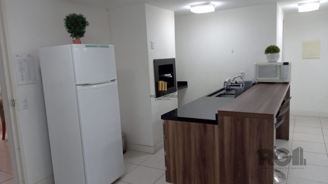 Apartamento com TERRAÇO,  localizado num dos mais sofisticados bairros de Porto Alegre, bairro Rio Branco. Apartamento totalmente mobiliado.
