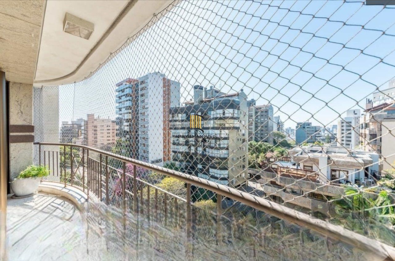 Casa no bairro Boa Vista em porto alegre com piscina, churrasqueira, lareira e garagem para 3 carros.