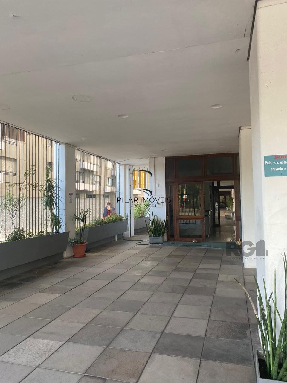 Vende-se apartamento impecável de 2 dormitórios
