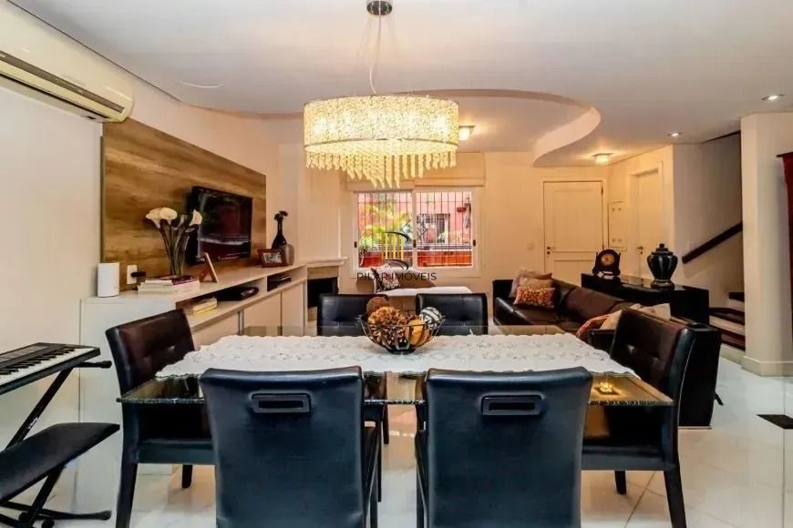 Casa com 214m², localizado no bairro Vila Jardim em Porto Alegre/RS.