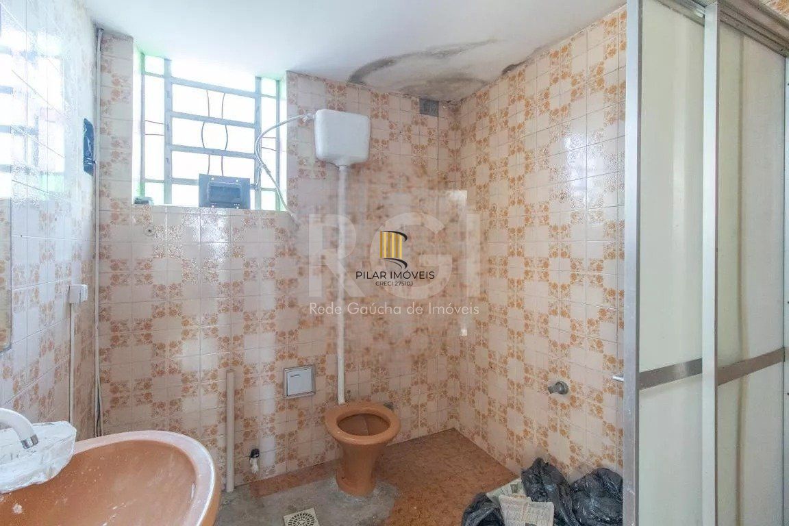 Vende casa 03 dormitórios, 275,22 m², bairro Azenha/Porto Alegre