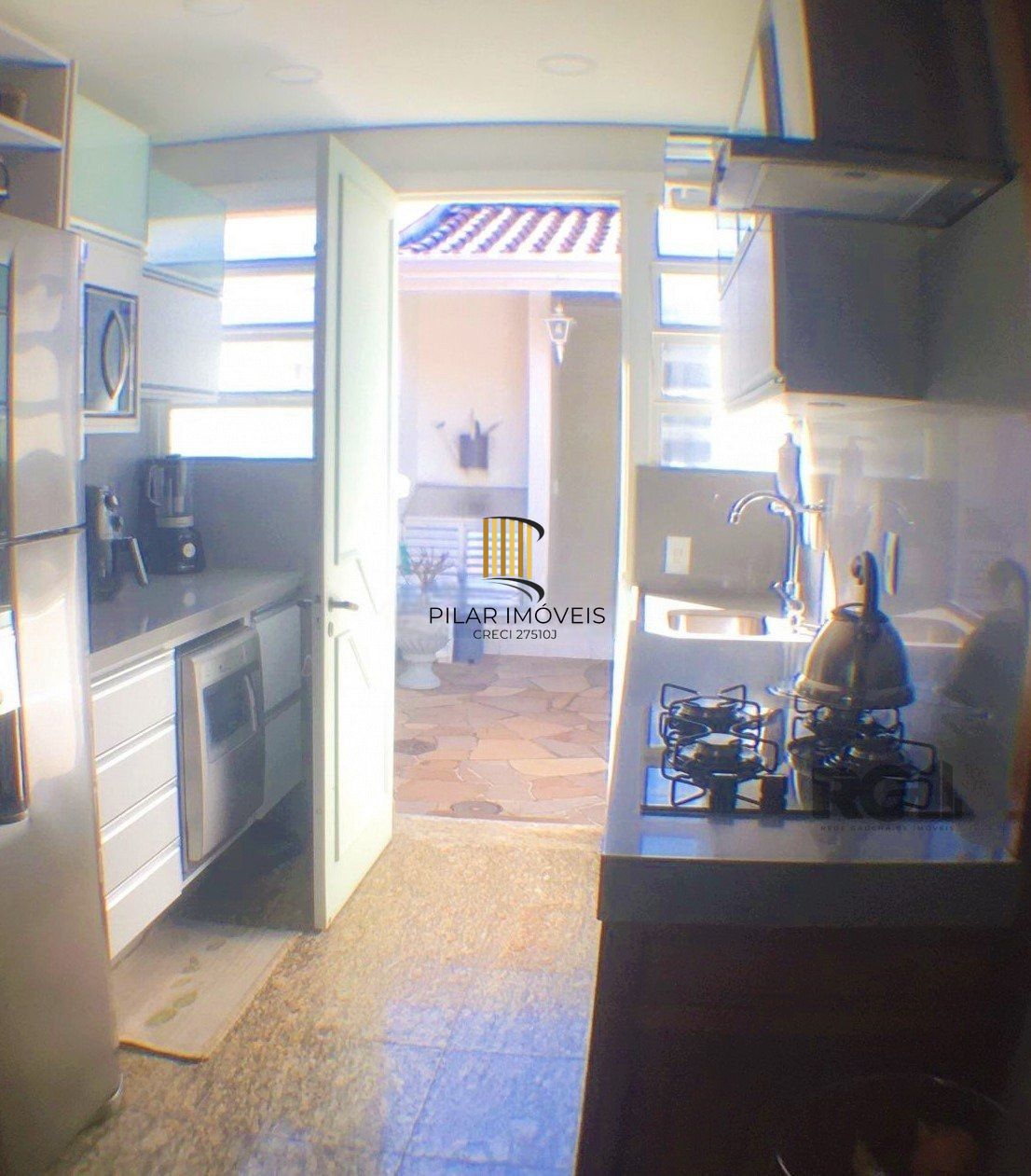 Casa com 3 dormitórios, localizada no bairro Jardim Itu em Porto Alegre/RS. 