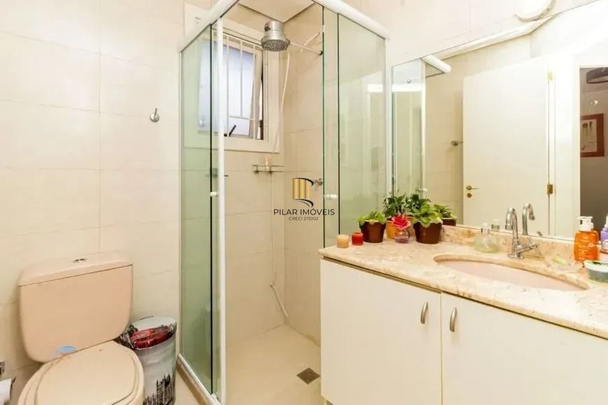 Casa com 214m², localizado no bairro Vila Jardim em Porto Alegre/RS.