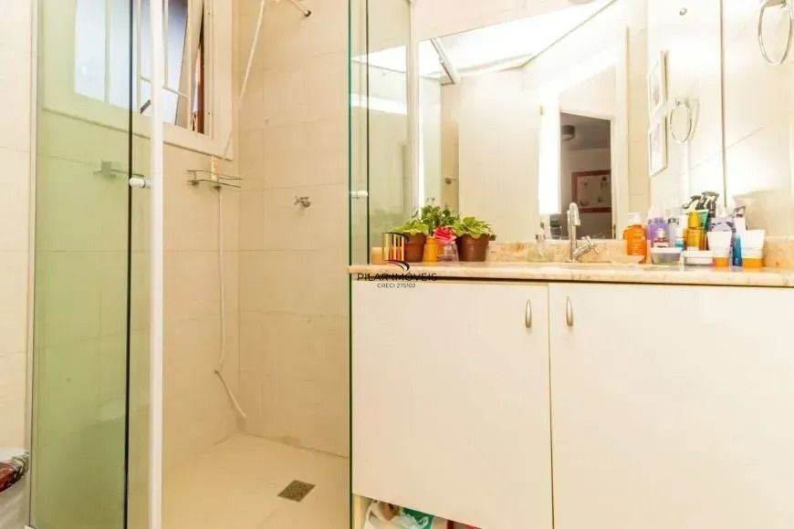 Casa com 214m², localizado no bairro Vila Jardim em Porto Alegre/RS.