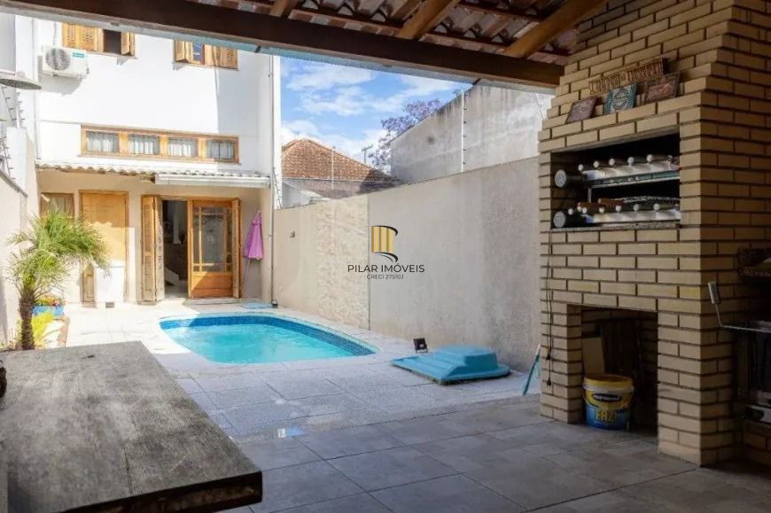 Casa com 111m², localizado no bairro Partenon em Porto Alegre/RS.