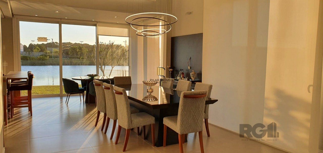 Casa em condomínio fechado de luxo a beira-mar, no centro de Capão da Canoa/RS.