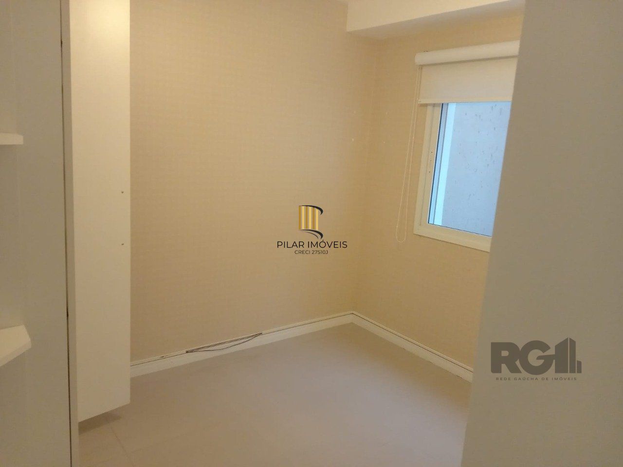 Apartamento com TERRAÇO,  localizado num dos mais sofisticados bairros de Porto Alegre, bairro Rio Branco. Apartamento totalmente mobiliado.