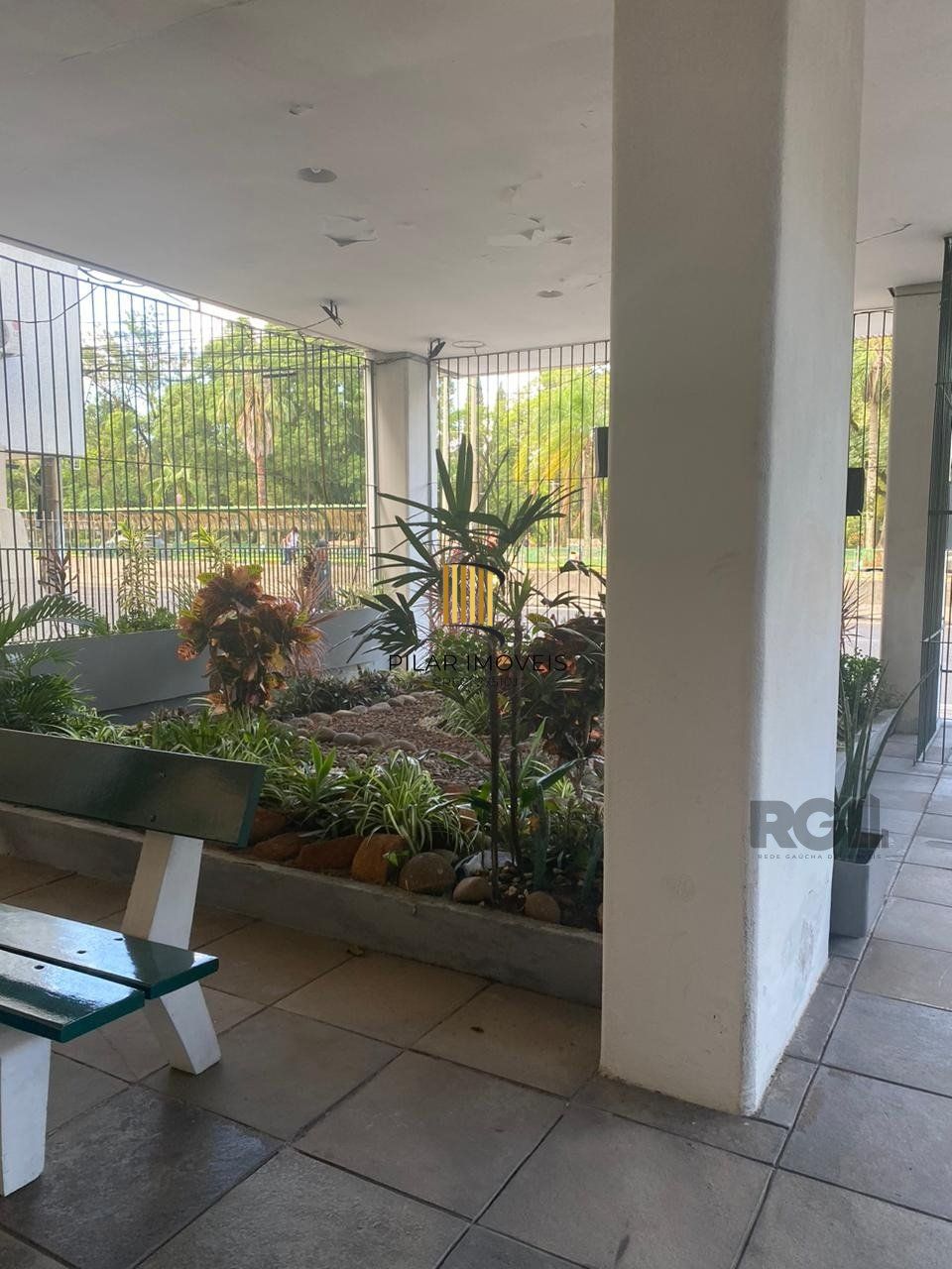 Vende-se apartamento impecável de 2 dormitórios