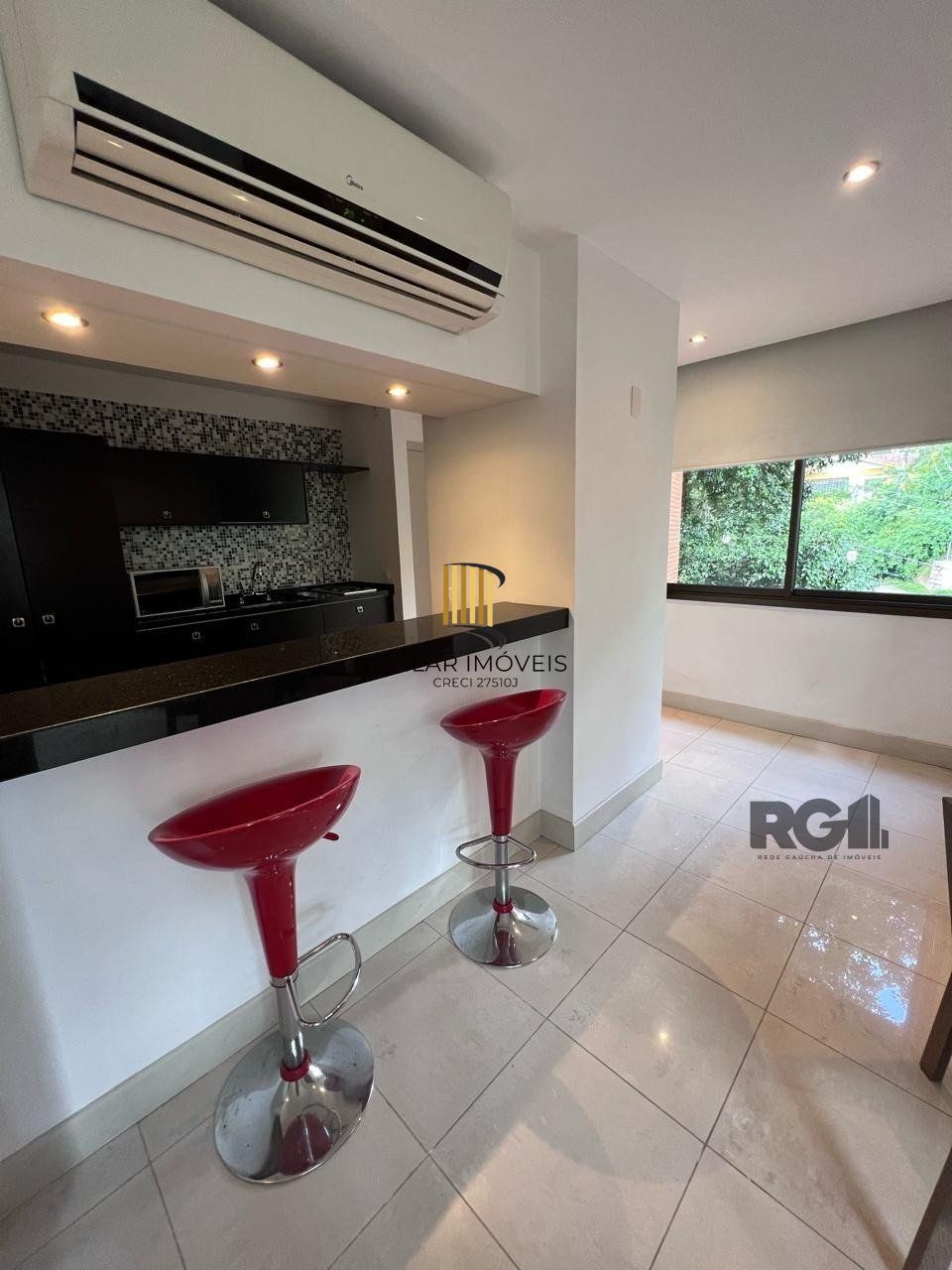Excelente apartamento inteiramente decorado e mobiliado, com ótimo acabamento em localização privilegiada.