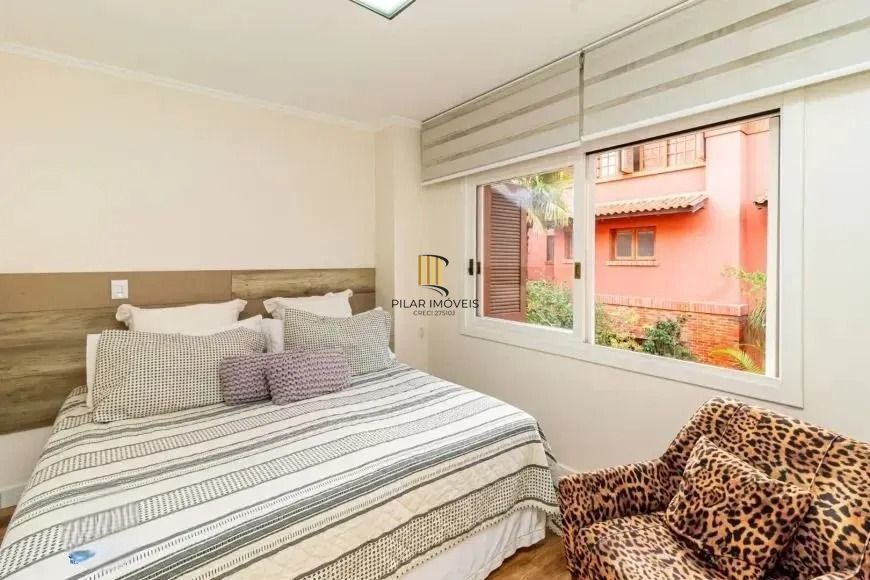 Casa com 214m², localizado no bairro Vila Jardim em Porto Alegre/RS.