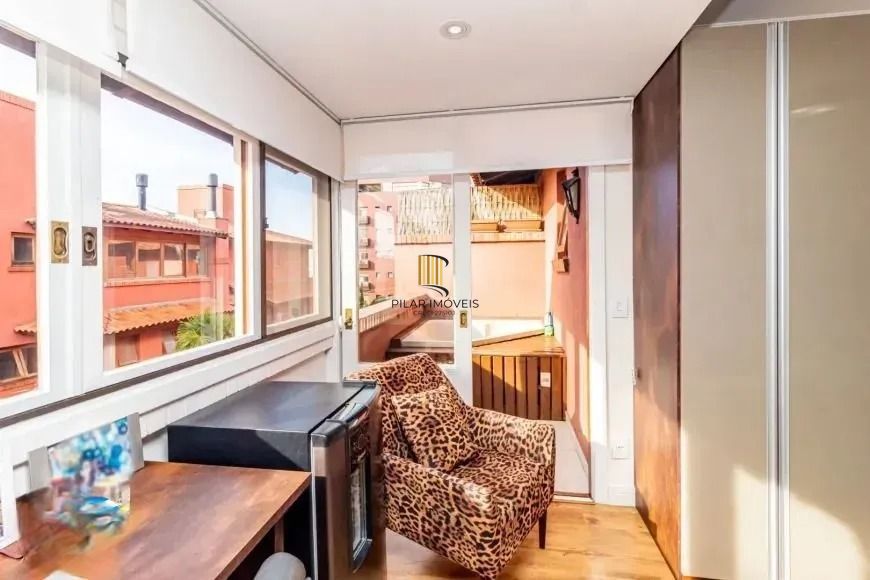 Casa com 214m², localizado no bairro Vila Jardim em Porto Alegre/RS.