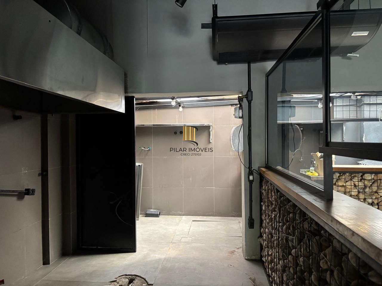 Loja com 90m², localizada no bairro Auxiliadora em Porto Alegre/RS.