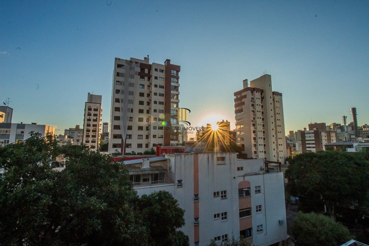 Apartamento localizado no bairro Petrópolis em Porto Alegre/RS. 