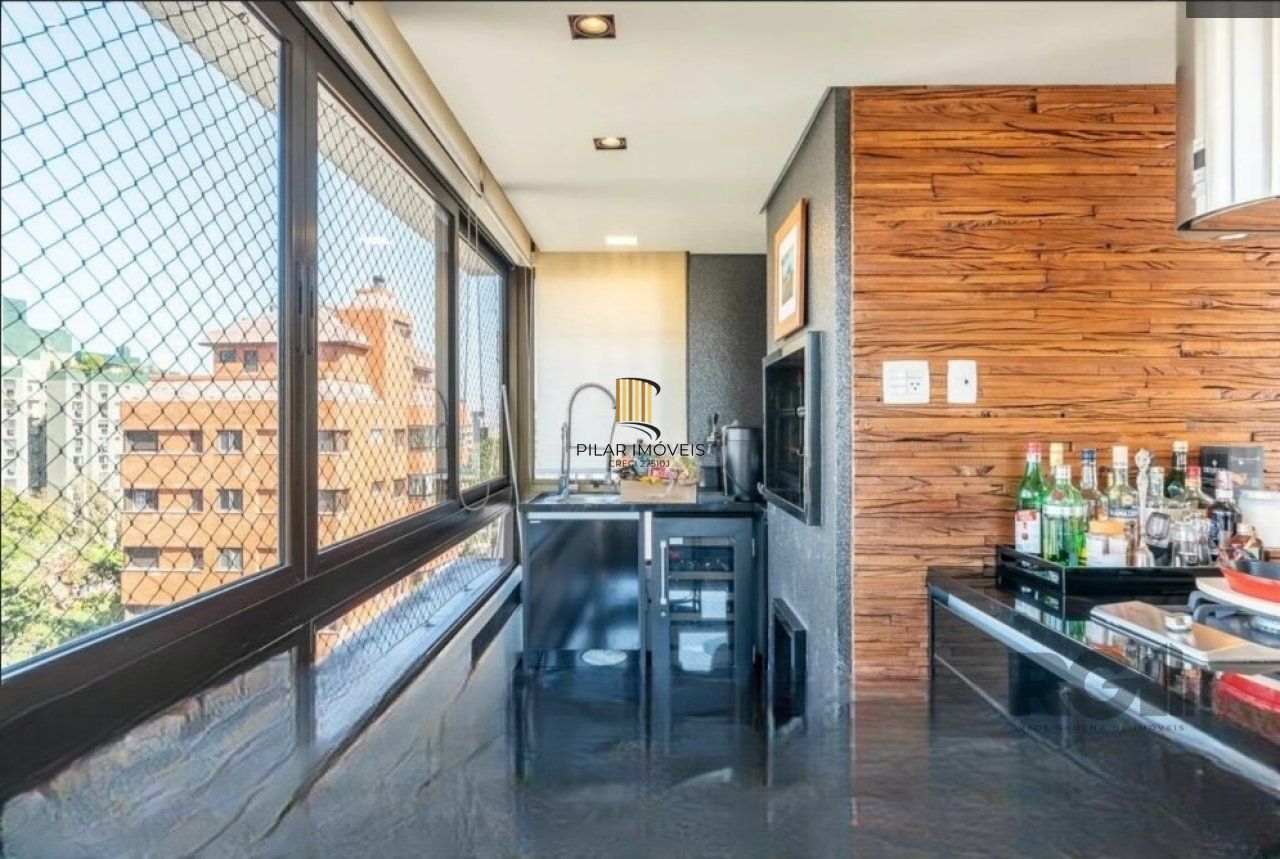 Casa no bairro Boa Vista em porto alegre com piscina, churrasqueira, lareira e garagem para 3 carros.