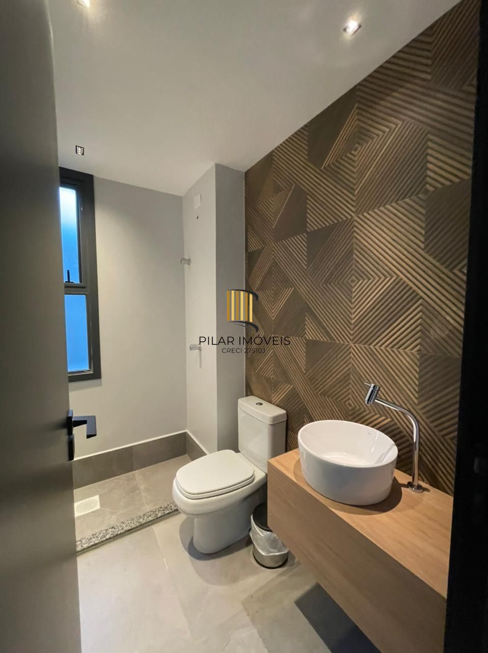 Apartamento com 109m², localizado no bairro Passo da Areia em Porto ALegre/RS.