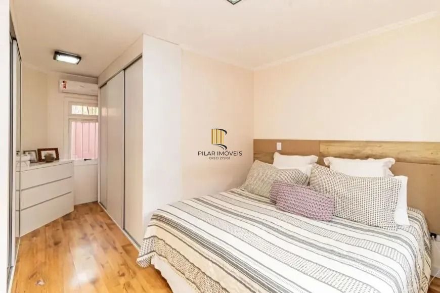 Casa com 214m², localizado no bairro Vila Jardim em Porto Alegre/RS.