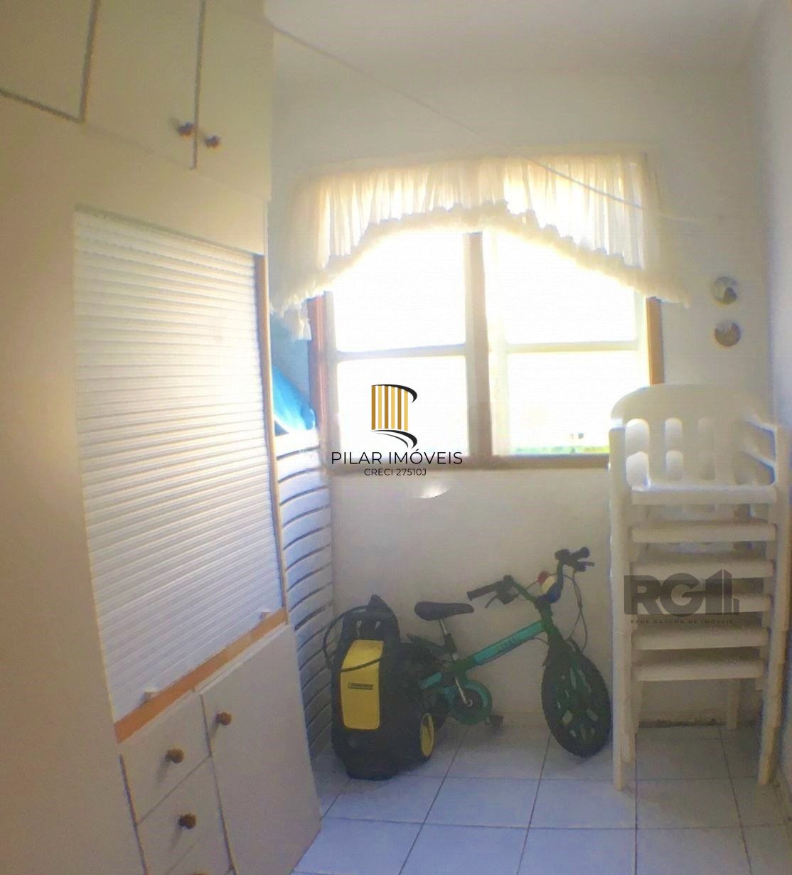 Casa com 3 dormitórios, localizada no bairro Jardim Itu em Porto Alegre/RS. 