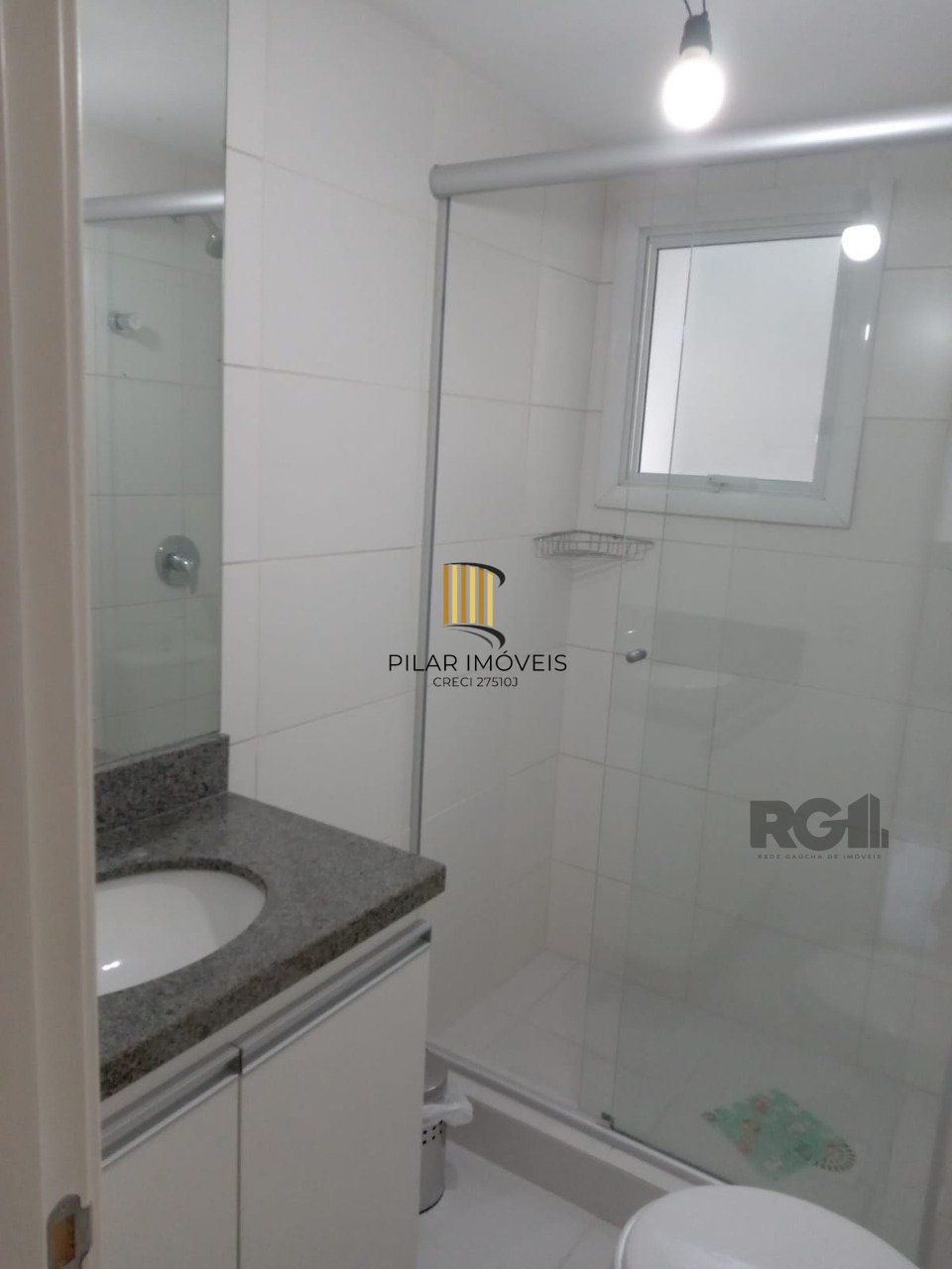 Apartamento com TERRAÇO,  localizado num dos mais sofisticados bairros de Porto Alegre, bairro Rio Branco. Apartamento totalmente mobiliado.