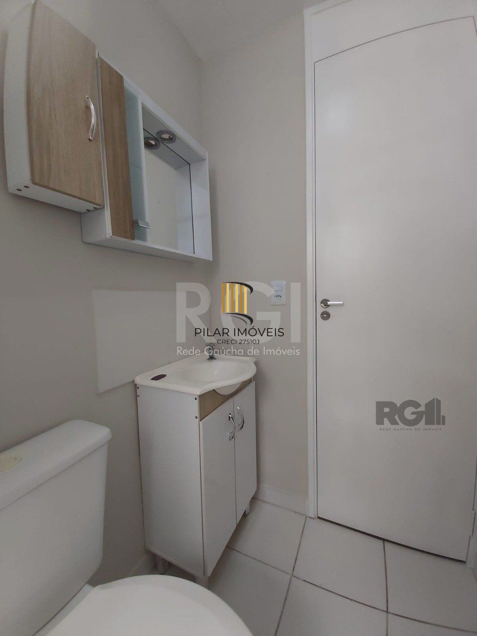 Apartamento com 01 dormitório, sala, cozinha, banheiro social, bem arejado,  ótima localização, próximo a UNIVERSIDADE DA FAPA.