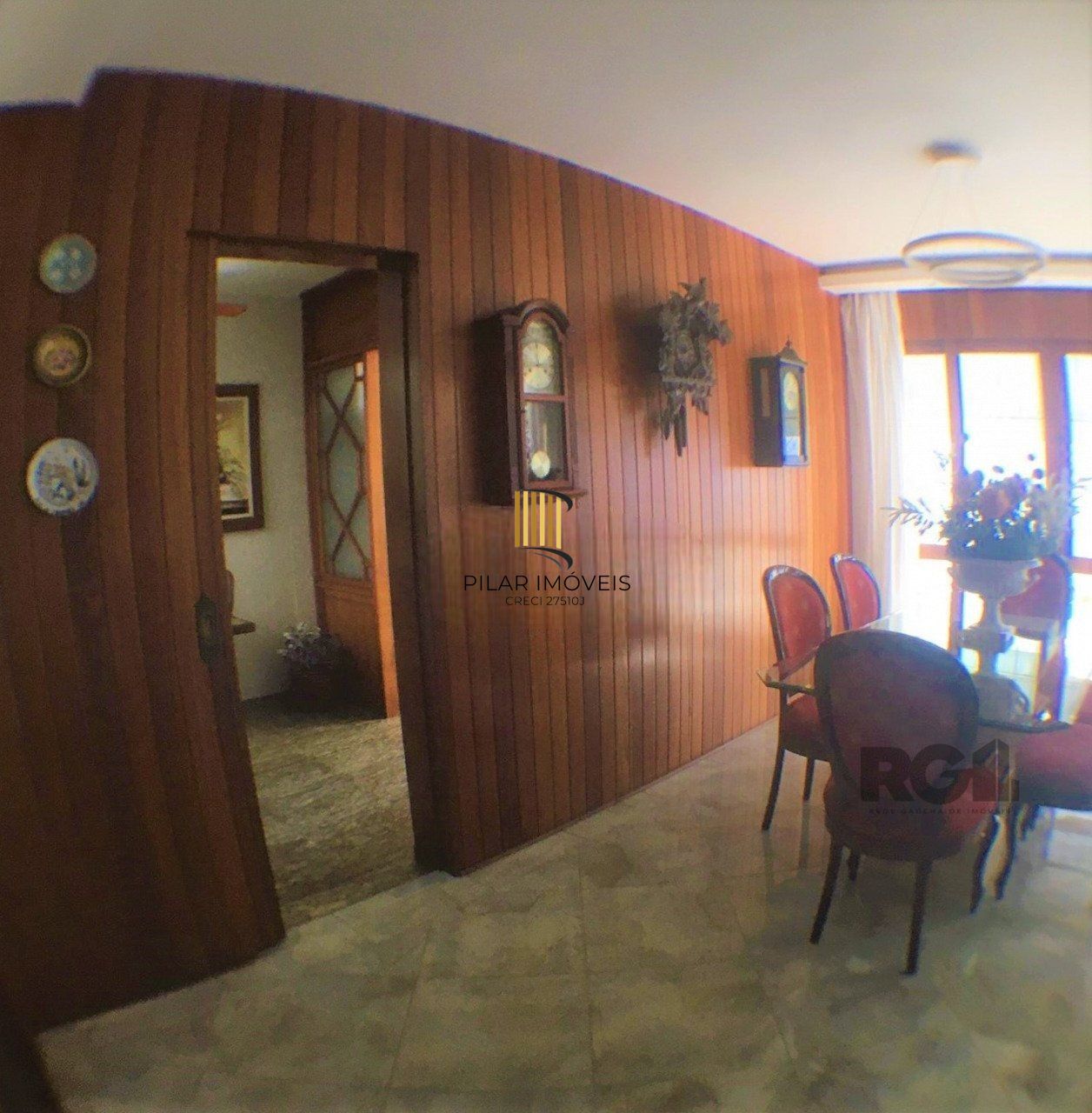 Casa com 3 dormitórios, localizada no bairro Jardim Itu em Porto Alegre/RS. 