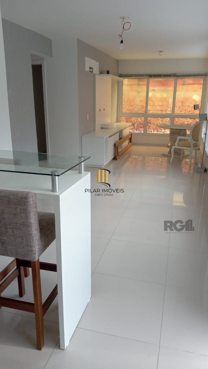 Apartamento com TERRAÇO,  localizado num dos mais sofisticados bairros de Porto Alegre, bairro Rio Branco. Apartamento totalmente mobiliado.