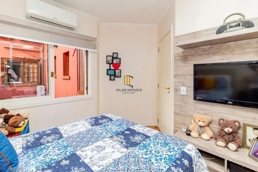 Casa com 214m², localizado no bairro Vila Jardim em Porto Alegre/RS.