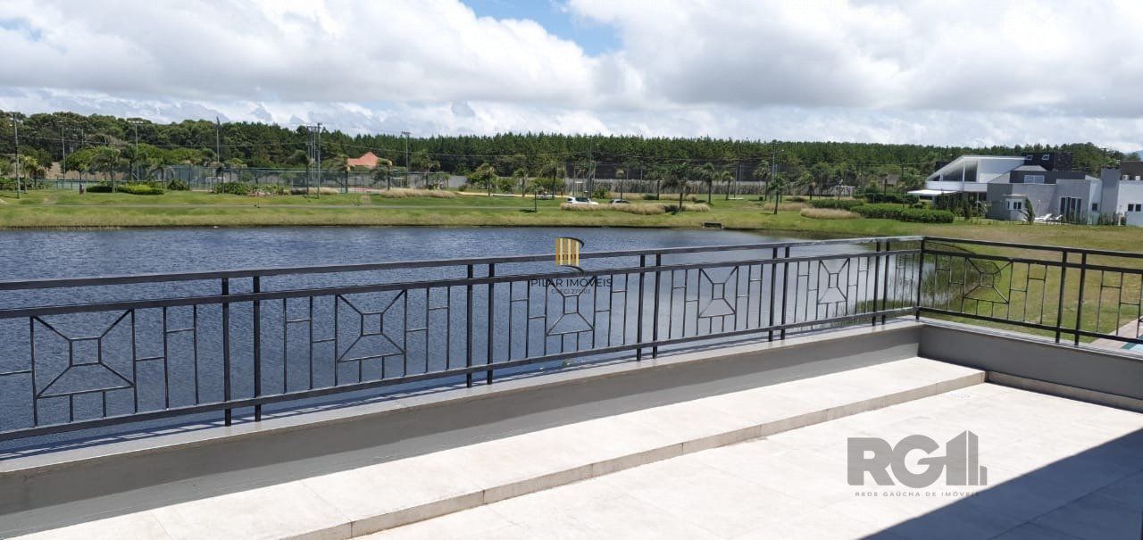 Casa em condomínio fechado de luxo a beira-mar, no centro de Capão da Canoa/RS.
