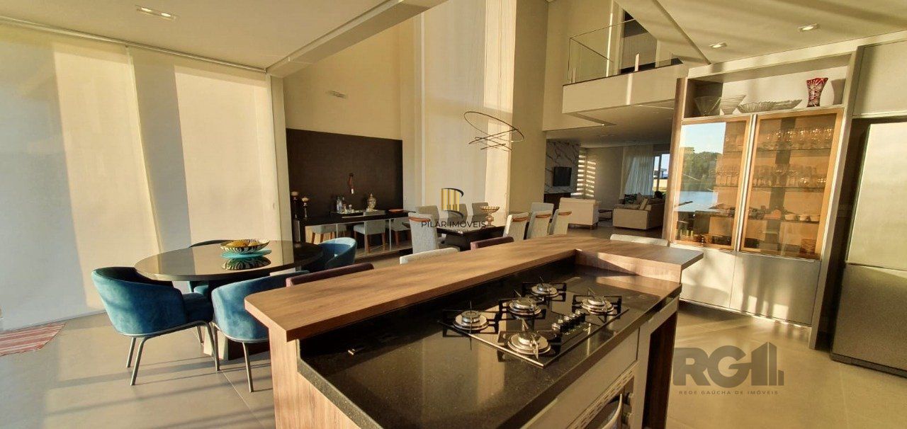 Casa em condomínio fechado de luxo a beira-mar, no centro de Capão da Canoa/RS.