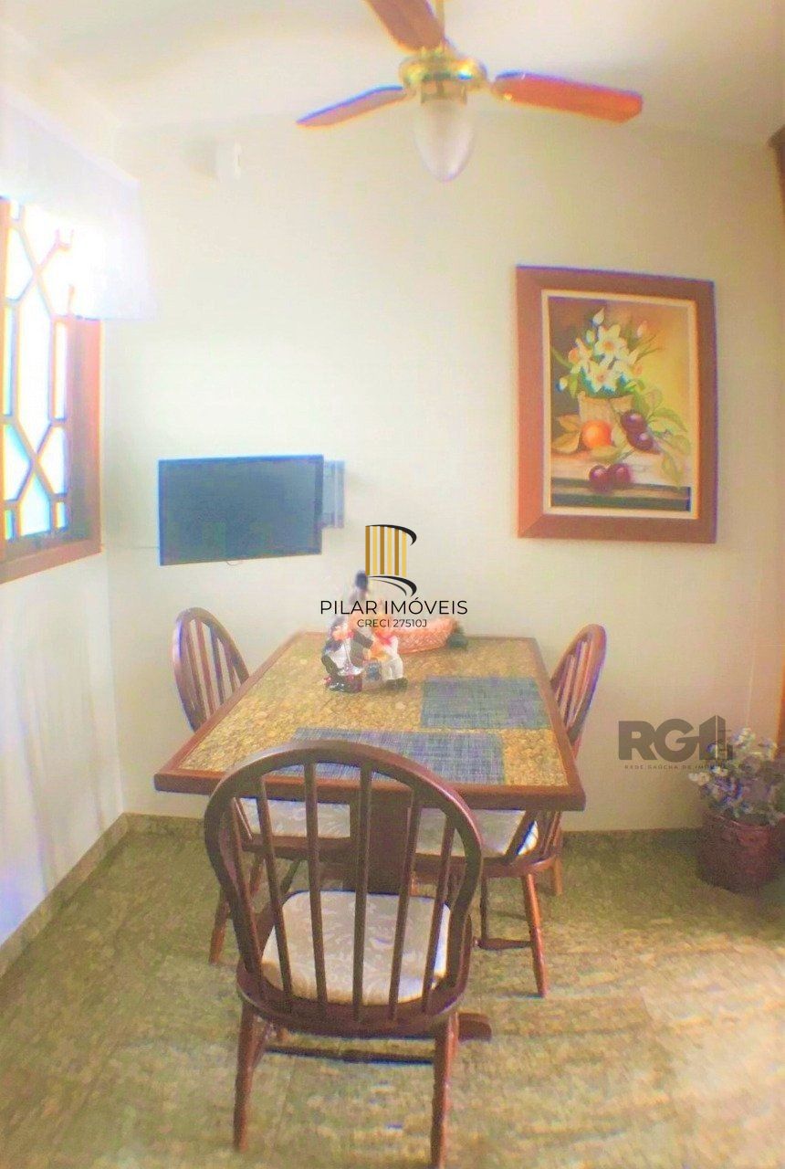 Casa com 3 dormitórios, localizada no bairro Jardim Itu em Porto Alegre/RS. 