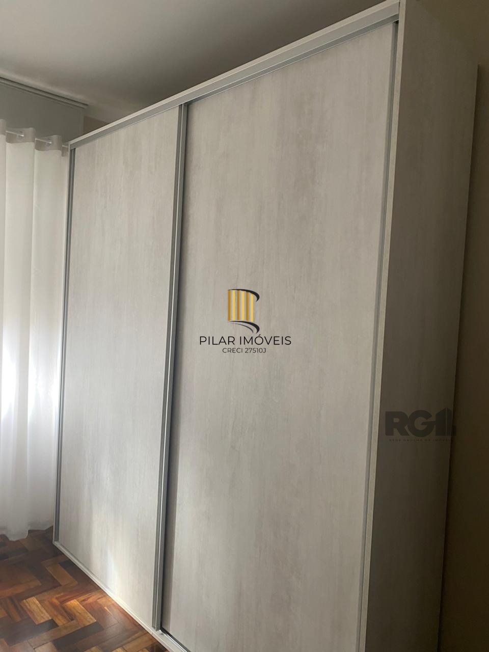 Vende-se apartamento impecável de 2 dormitórios