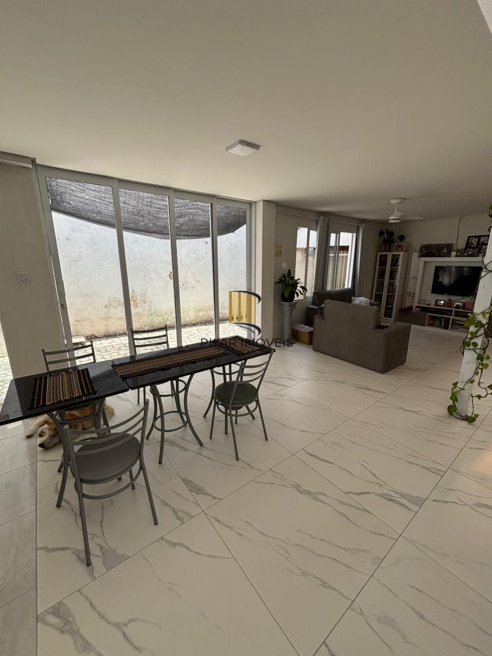 Casa com 177m², localizado no bairro Azenha em Porto Alegre/RS.