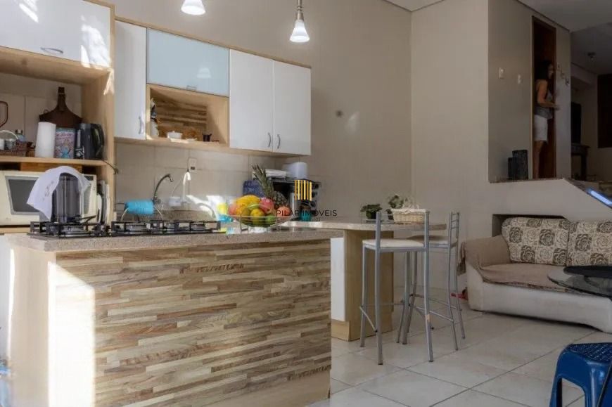 Casa com 111m², localizado no bairro Partenon em Porto Alegre/RS.