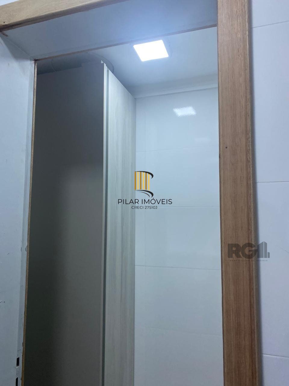 Vende-se apartamento impecável de 2 dormitórios
