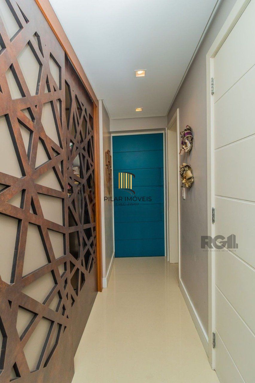 Apartamento localizado no bairro Passo da Areia em Porto Alegre/RS. 