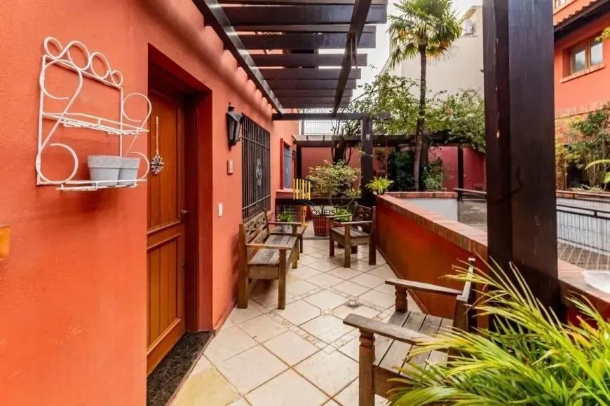 Casa com 214m², localizado no bairro Vila Jardim em Porto Alegre/RS.