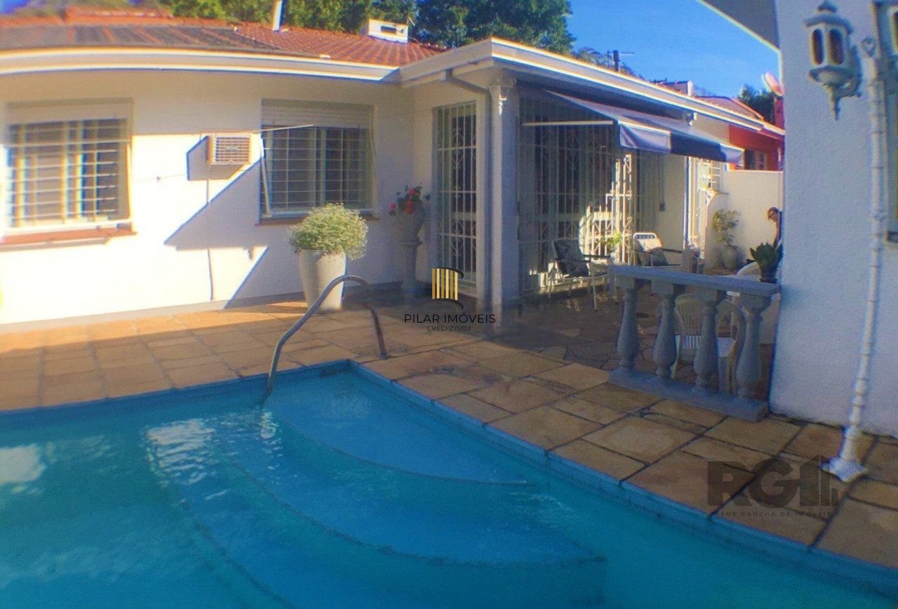 Casa com 3 dormitórios, localizada no bairro Jardim Itu em Porto Alegre/RS. 