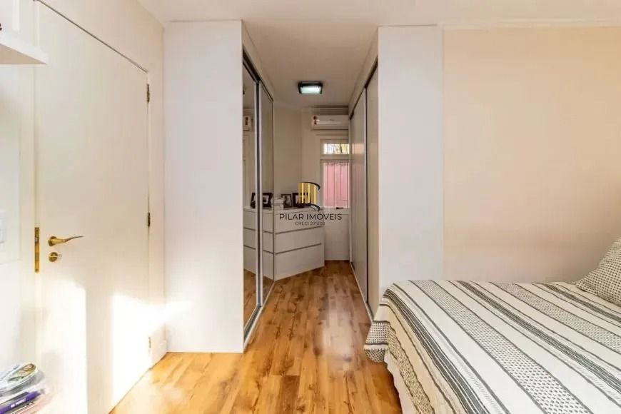 Casa com 214m², localizado no bairro Vila Jardim em Porto Alegre/RS.