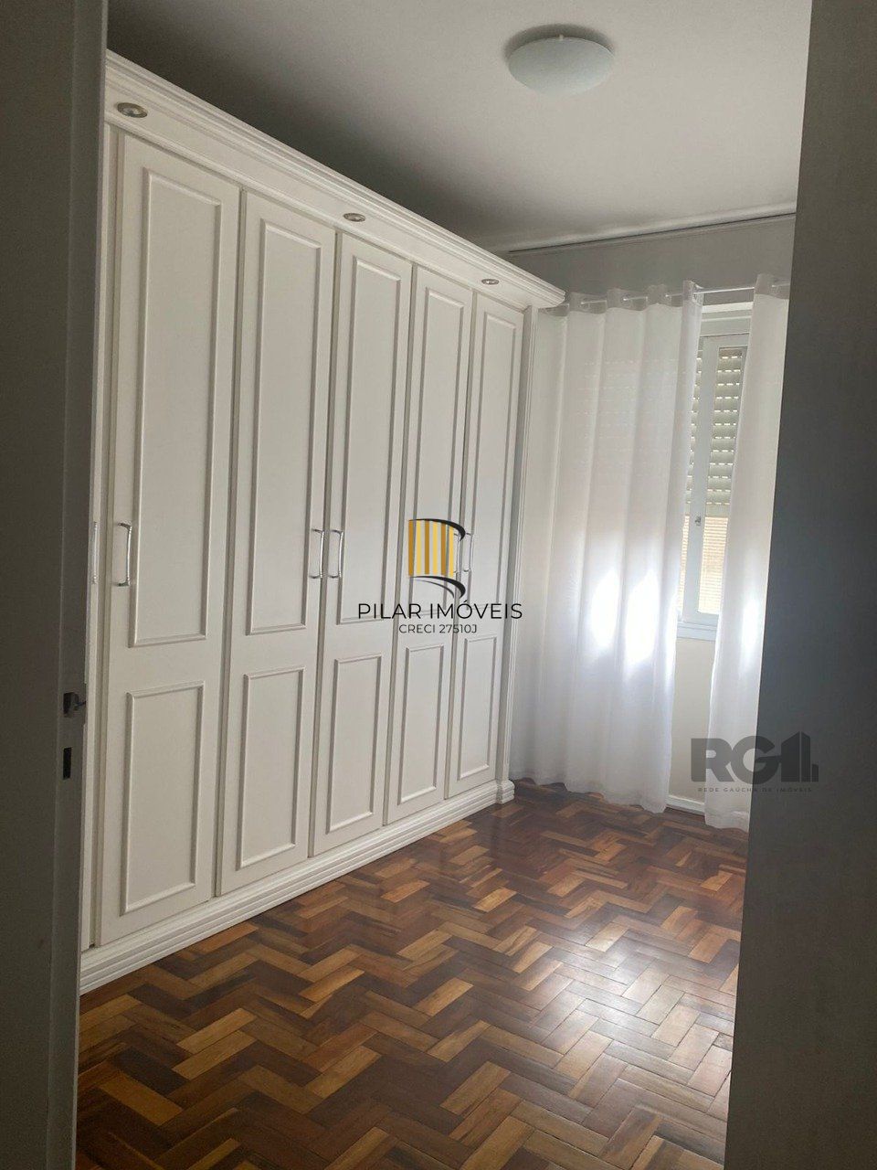 Vende-se apartamento impecável de 2 dormitórios