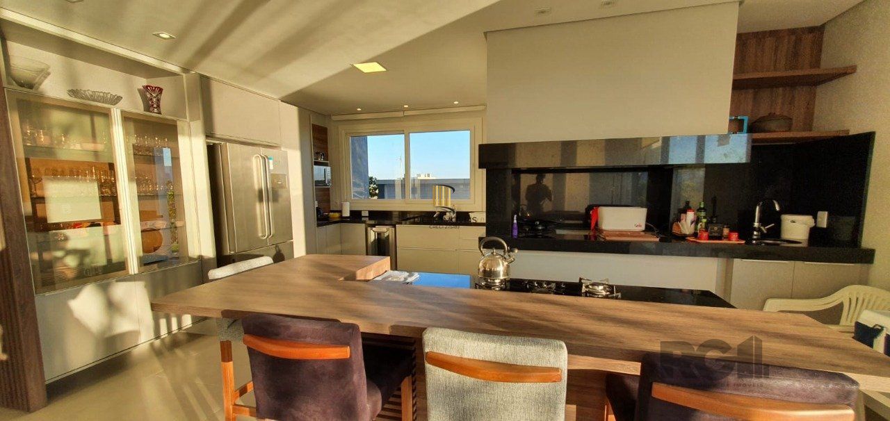 Casa em condomínio fechado de luxo a beira-mar, no centro de Capão da Canoa/RS.