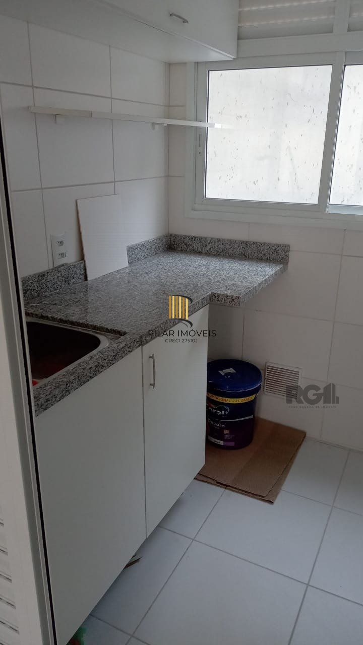 Apartamento com TERRAÇO,  localizado num dos mais sofisticados bairros de Porto Alegre, bairro Rio Branco. Apartamento totalmente mobiliado.
