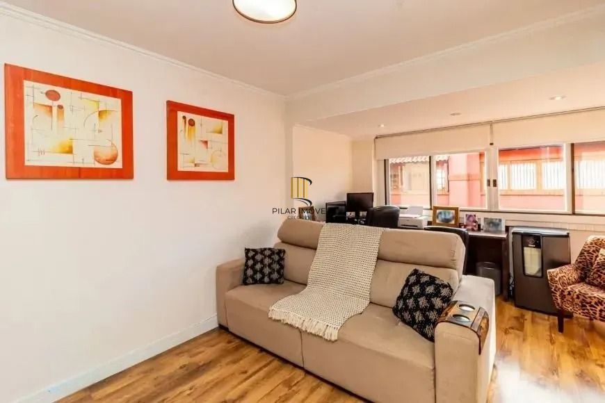 Casa com 214m², localizado no bairro Vila Jardim em Porto Alegre/RS.