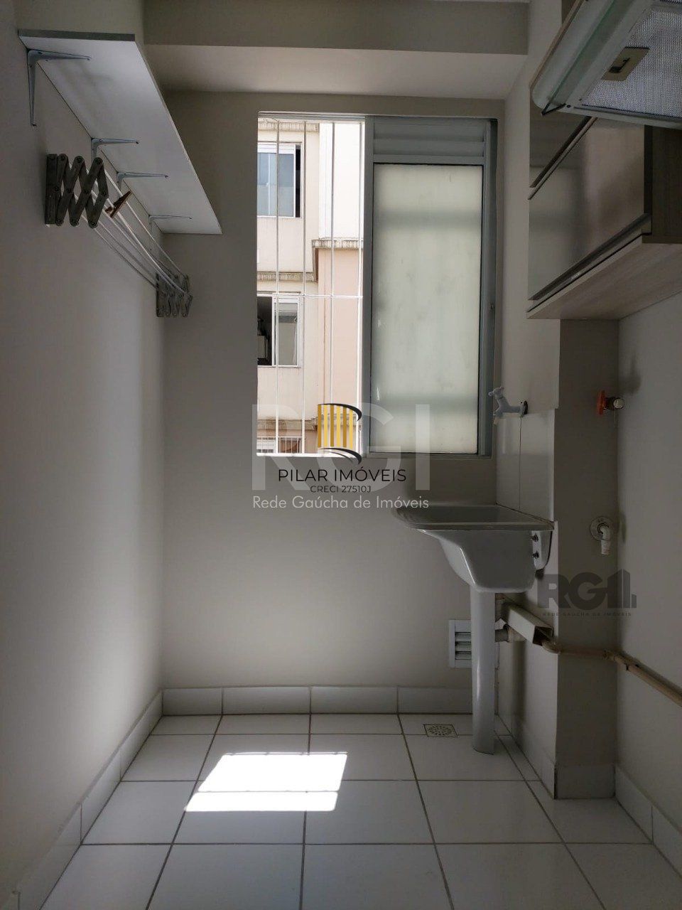 Apartamento com 01 dormitório, sala, cozinha, banheiro social, bem arejado,  ótima localização, próximo a UNIVERSIDADE DA FAPA.