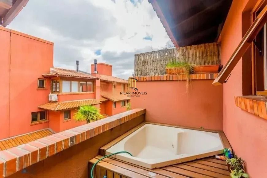 Casa com 214m², localizado no bairro Vila Jardim em Porto Alegre/RS.