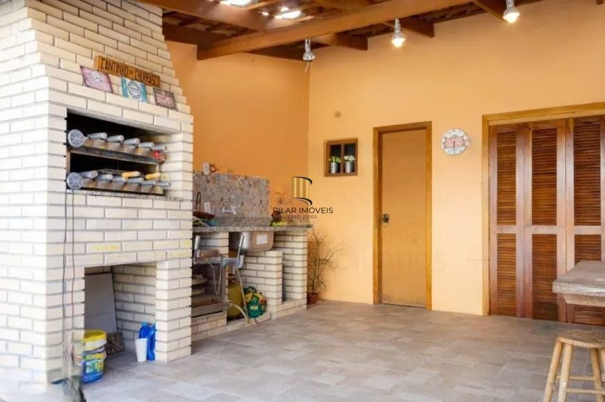 Casa com 111m², localizado no bairro Partenon em Porto Alegre/RS.